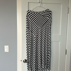 Design history black, and white long skirt with elastic waist xl